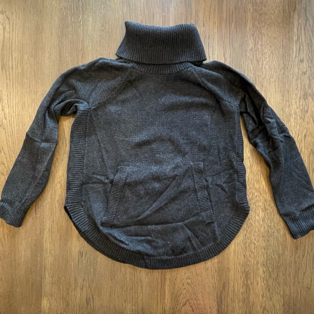 Grey super soft sweater! It has a pocket!!!